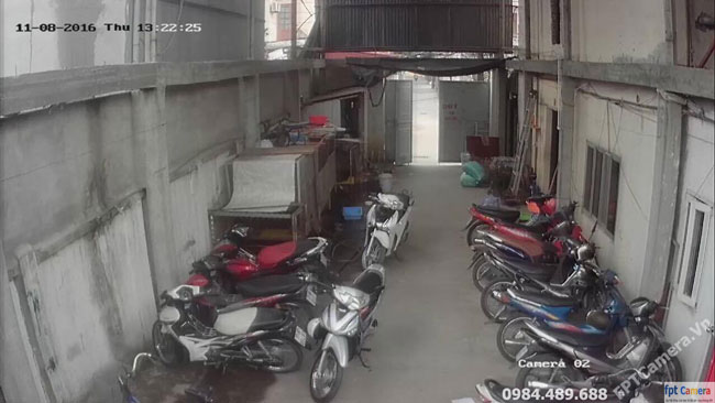 Hình ảnh camera giám sát ghi lại tại nhà để xe của tiệm.