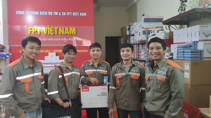 Nhân viên lắp đặt camera tại FPT Việt Nam